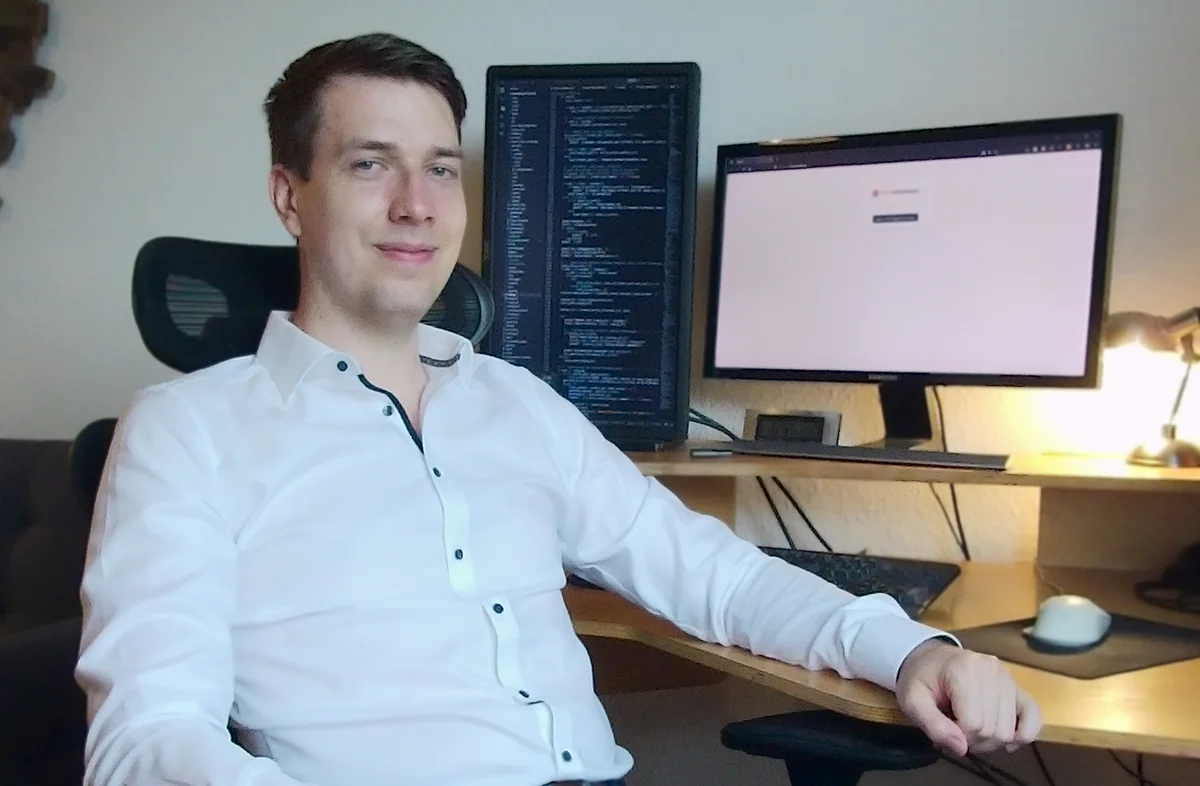 Nathan Buss an seinem Arbeitsplatz vor zwei Monitoren